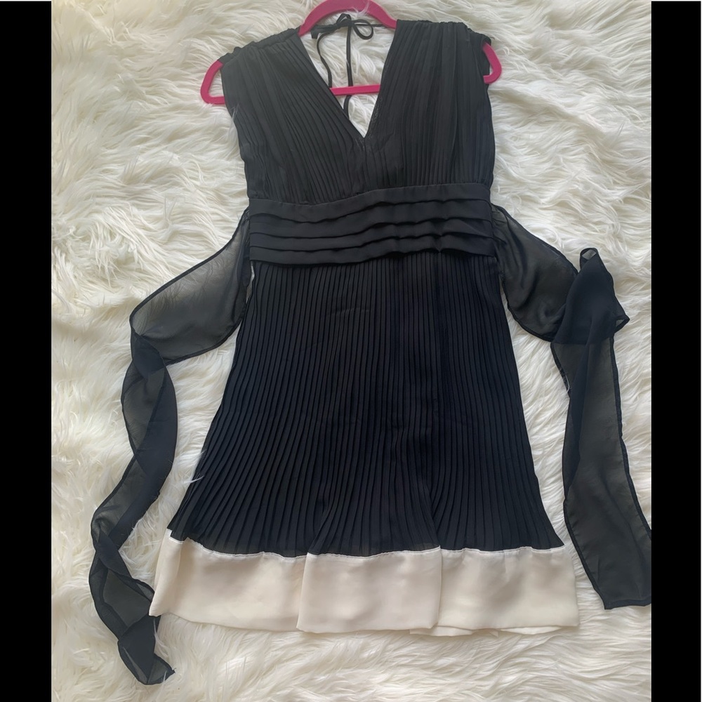 TWENTYONE-Black and White V Neck Pleated Dress Size S